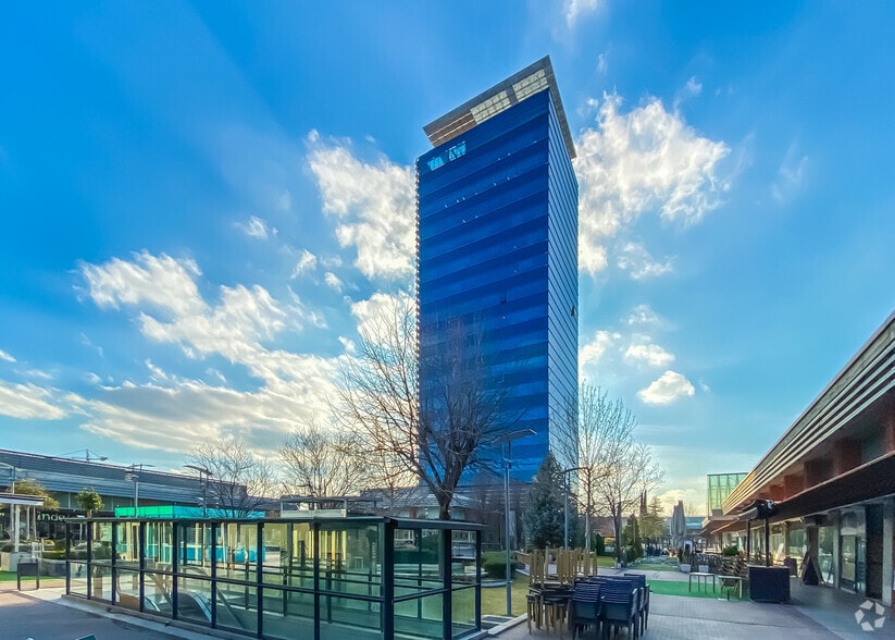 Calle Juan Carlos i, 13, Alcalá de Henares, Madrid en alquiler - Foto del edificio - Imagen 2 de 2