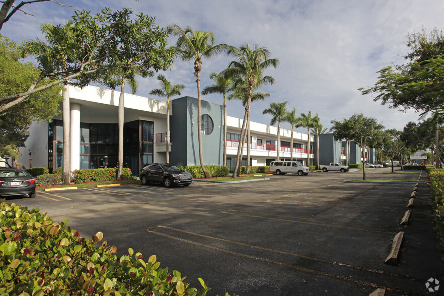 2939-2999 N Powerline Rd, Pompano Beach, FL en alquiler - Foto del edificio - Imagen 1 de 22