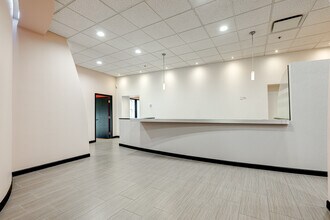 867-877 Boul Jean-Paul-Vincent, Longueuil, QC en alquiler Foto del interior- Imagen 1 de 12