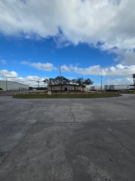 8812 Industrial Dr, Temple Terrace, FL en alquiler - Foto del edificio - Imagen 2 de 5