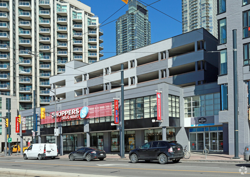 390 Queens Quay W, Toronto, ON en alquiler - Foto del edificio - Imagen 2 de 3