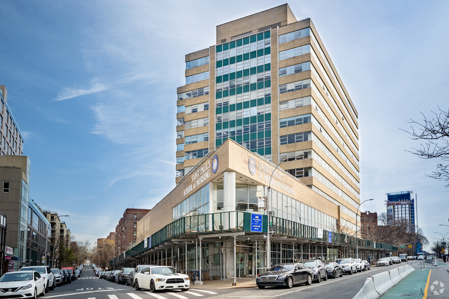 97-77 Queens Blvd, Rego Park, NY en alquiler - Foto principal - Imagen 1 de 13