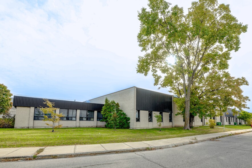 731-749 Av Meloche, Dorval, QC en alquiler - Foto del edificio - Imagen 3 de 8