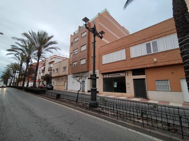 Local en Roquetas de Mar en venta - Foto del edificio - Imagen 2 de 5