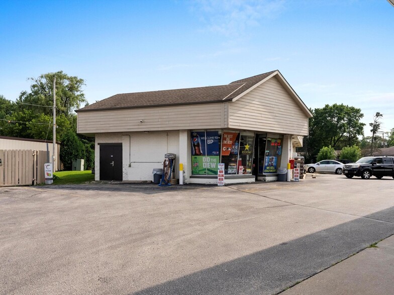 11931 W Janesville Rd, Hales Corners, WI en venta - Foto del edificio - Imagen 2 de 9