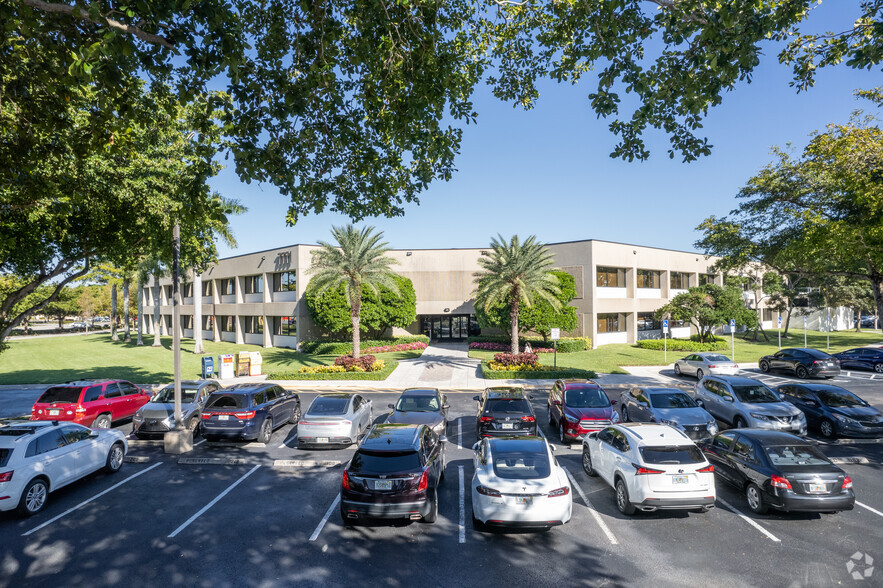 7771 W Oakland Park Blvd, Fort Lauderdale, FL en alquiler - Foto del edificio - Imagen 2 de 16