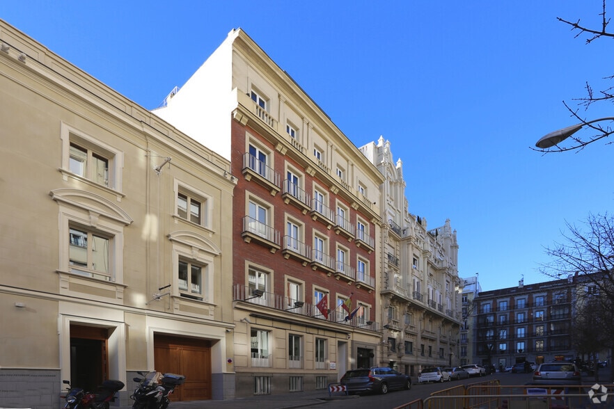 Calle de Alcalá Galiano, Madrid, Madrid en alquiler - Foto del edificio - Imagen 2 de 2