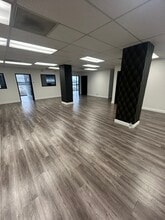 18425 Burbank Blvd, Tarzana, CA en alquiler Foto del edificio- Imagen 2 de 3