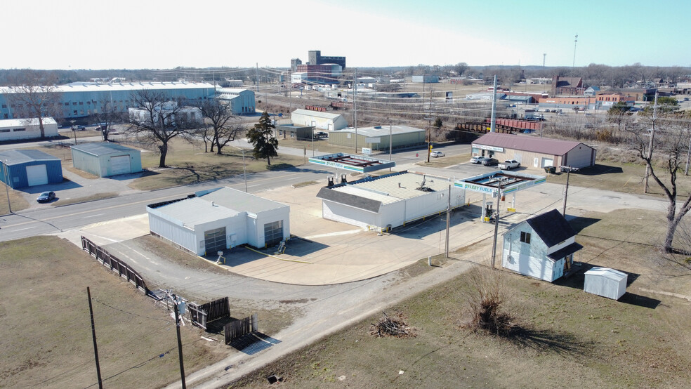 202 E 11th St, Coffeyville, KS en venta - Foto del edificio - Imagen 2 de 6