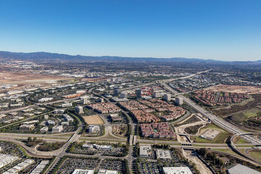 7545 Irvine Center Dr, Irvine, CA en alquiler - Vista aérea - Imagen 3 de 8