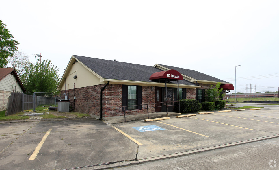 617 Cole St, Webster, TX en venta - Foto del edificio - Imagen 3 de 10