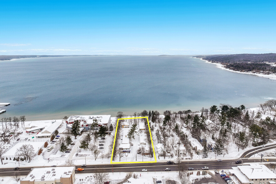 841 E Front St, Traverse City, MI en venta - Foto principal - Imagen 1 de 38