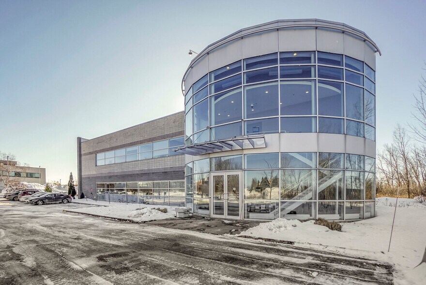 7150 Rue Albert-Einstein, Montréal, QC en alquiler - Foto del edificio - Imagen 1 de 17