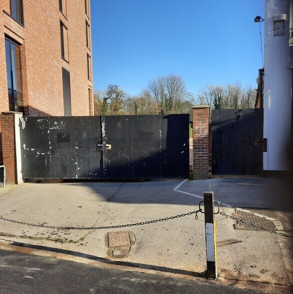 1 Walnut Tree Close, Guildford en alquiler - Foto del edificio - Imagen 2 de 2