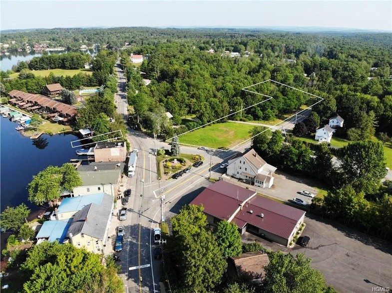 9 Horseshoe Lake Rd, Kauneonga Lake, NY en venta - Foto del edificio - Imagen 2 de 17