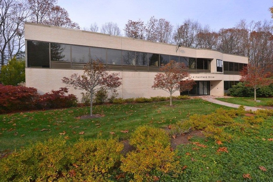 14 Fairfield Dr, Brookfield, CT en alquiler - Foto del edificio - Imagen 3 de 32