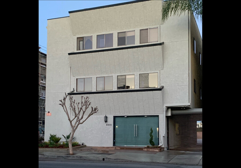 6930 Owensmouth Ave, Canoga Park, CA en alquiler - Foto del edificio - Imagen 1 de 16