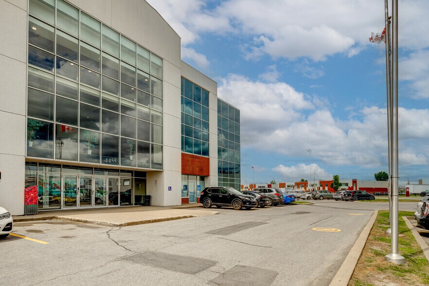 4451-4479 Aut Laval Ouest (A-440), Laval, QC en alquiler - Foto del edificio - Imagen 3 de 23