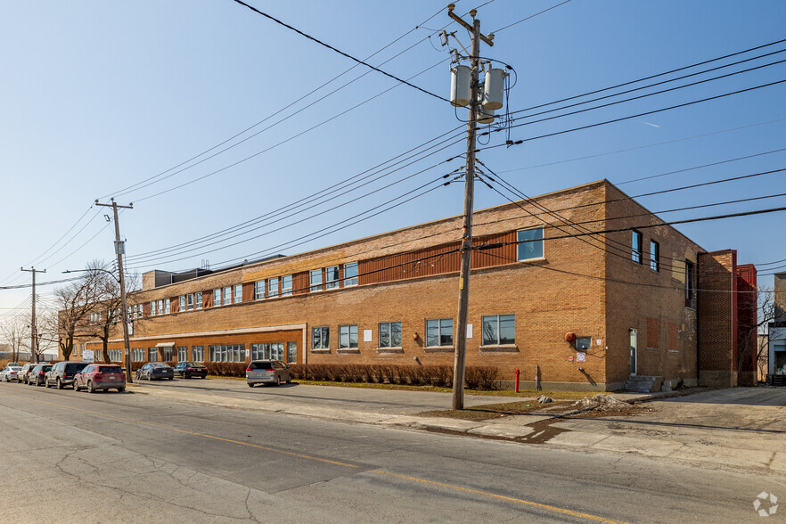 5785 Rue Paré, Mt Royal, QC en alquiler - Foto del edificio - Imagen 3 de 6