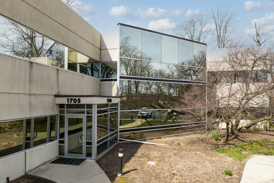 1715 Indian Wood Cir, Maumee, OH en alquiler - Foto del edificio - Imagen 2 de 6