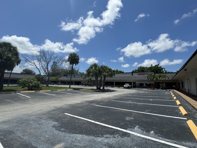 7529-7575 W Oakland Park Blvd, Lauderhill, FL en alquiler - Foto del edificio - Imagen 3 de 12