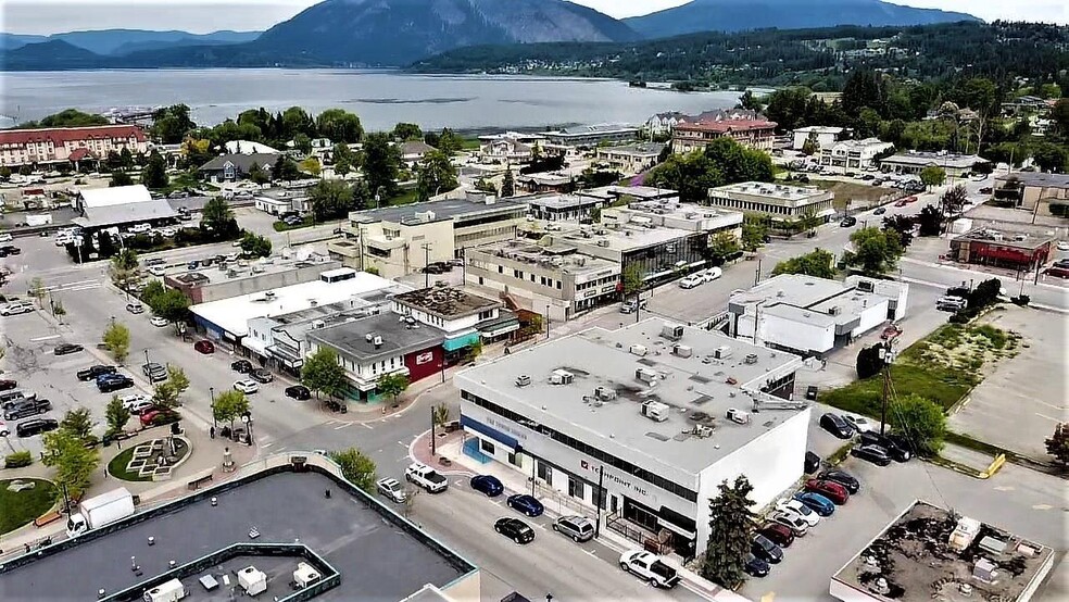 310 Hudson Ave NE, Salmon Arm, BC en alquiler - Foto del edificio - Imagen 3 de 3