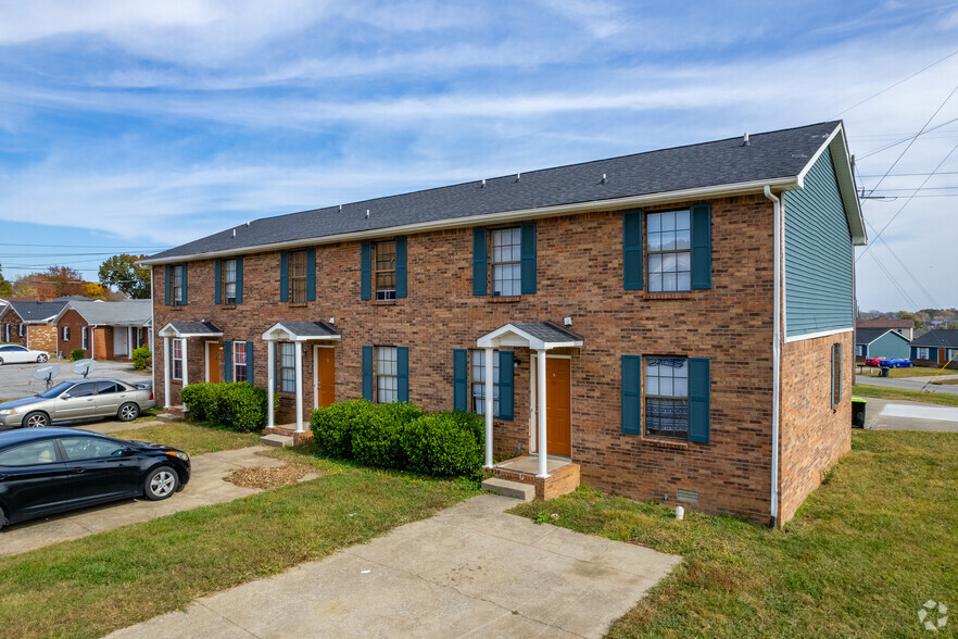 110 Bennett Dr, Clarksville, TN en venta - Foto principal - Imagen 1 de 31