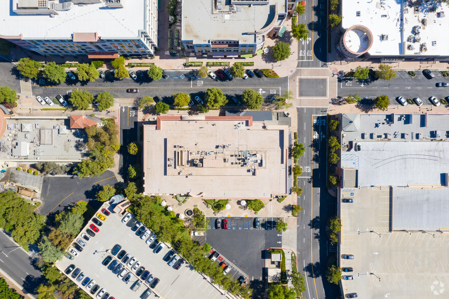 24300 Town Center Dr, Valencia, CA en alquiler - Foto del edificio - Imagen 3 de 3