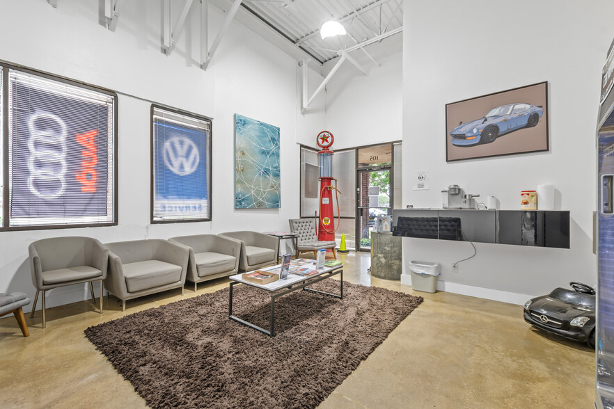 2415 W Northwest Hwy, Dallas, TX en alquiler - Foto del interior - Imagen 1 de 18