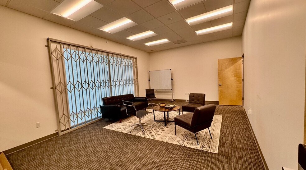 18320-18330 Oxnard St, Tarzana, CA en alquiler - Foto del edificio - Imagen 3 de 23