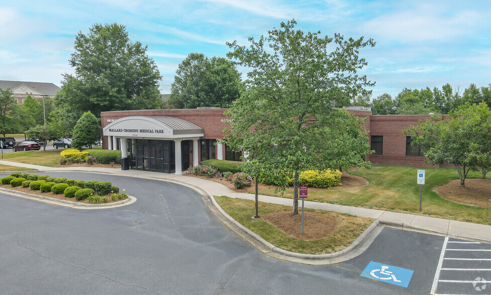 10320 Mallard Creek Rd, Charlotte, NC en alquiler - Foto del edificio - Imagen 1 de 19