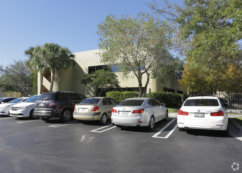 8130 Royal Palm Blvd, Coral Springs, FL en alquiler - Foto del edificio - Imagen 3 de 7