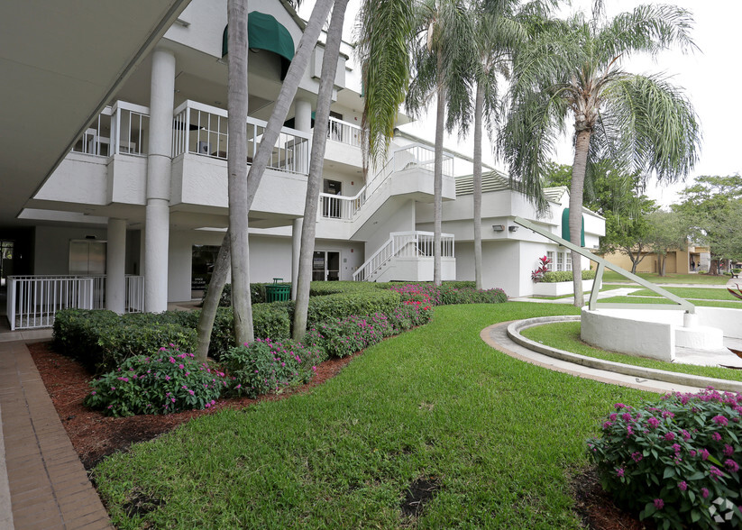 1890 N University Dr, Coral Springs, FL en alquiler - Foto del edificio - Imagen 2 de 8