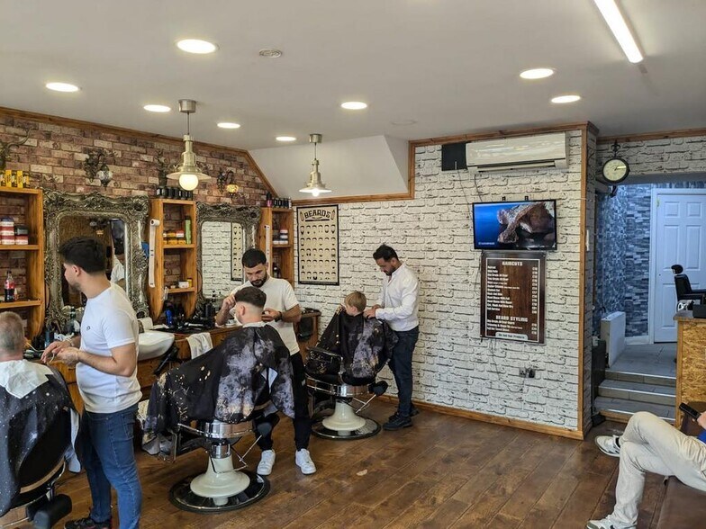 35 Woodbridge Hl, Guildford en venta - Foto del edificio - Imagen 2 de 3