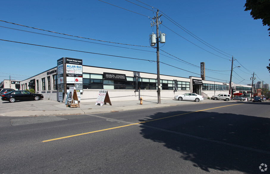 1200 Castlefield Ave, Toronto, ON en alquiler - Foto del edificio - Imagen 1 de 2