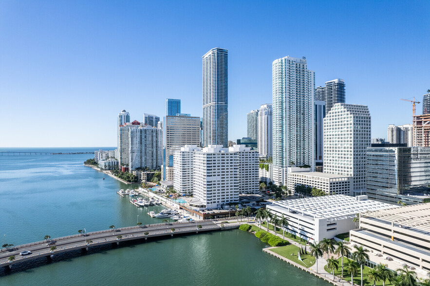 1100 Brickell Bay Dr, Miami, FL en alquiler - Foto del edificio - Imagen 3 de 15