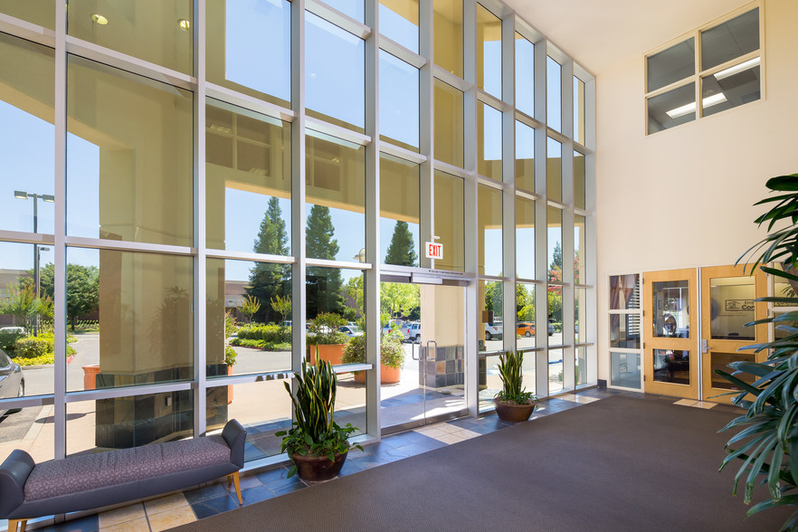 400 Plaza Dr, Folsom, CA en venta - Foto del interior - Imagen 3 de 42