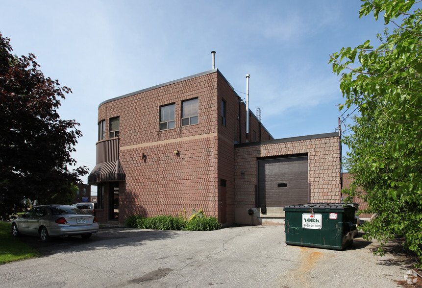 156 St Regis Cres, Toronto, ON en alquiler - Foto del edificio - Imagen 2 de 2