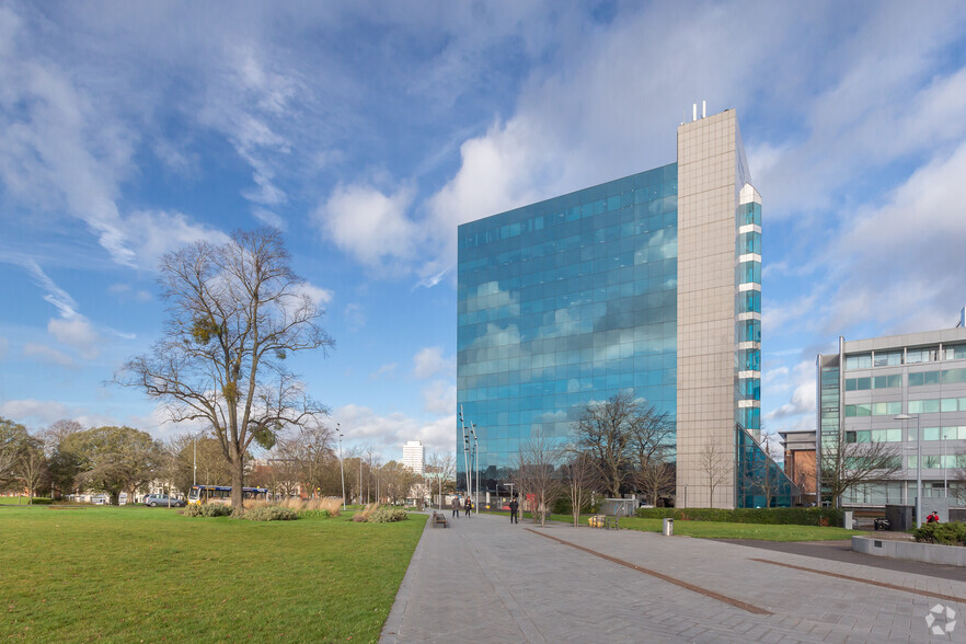 Manor House Dr, Coventry en alquiler - Foto del edificio - Imagen 3 de 45