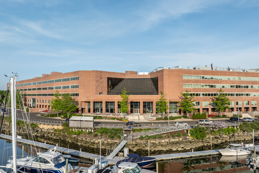 208 Harbor Dr, Stamford, CT en alquiler - Foto del edificio - Imagen 1 de 9