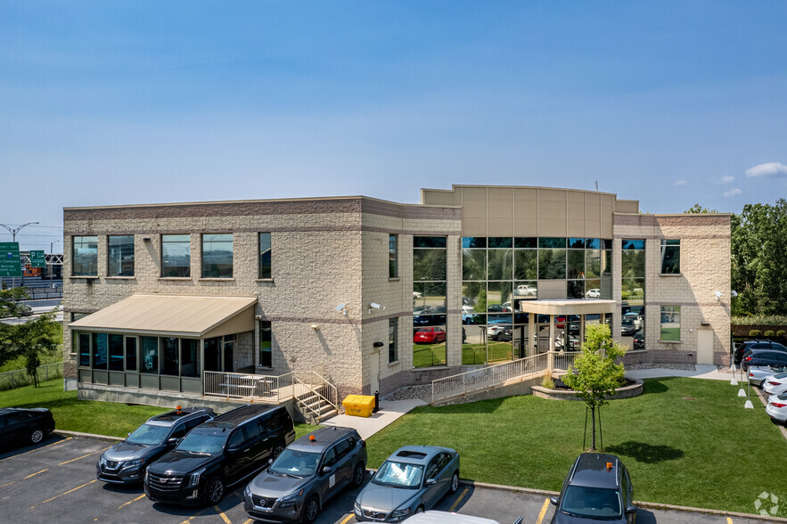 4405 Boul Lapinière, Brossard, QC en alquiler - Foto del edificio - Imagen 2 de 6