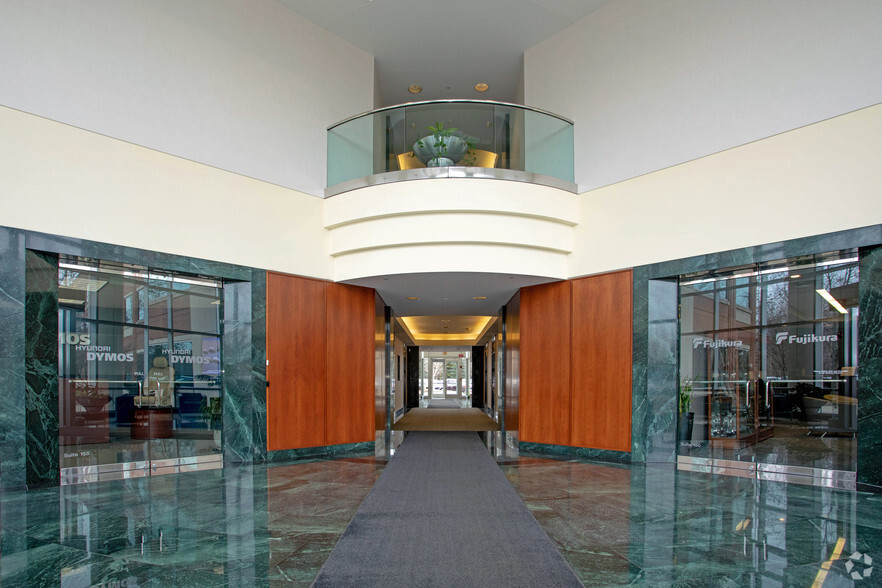 27555 Executive Dr, Farmington Hills, MI en alquiler - Lobby - Imagen 2 de 8