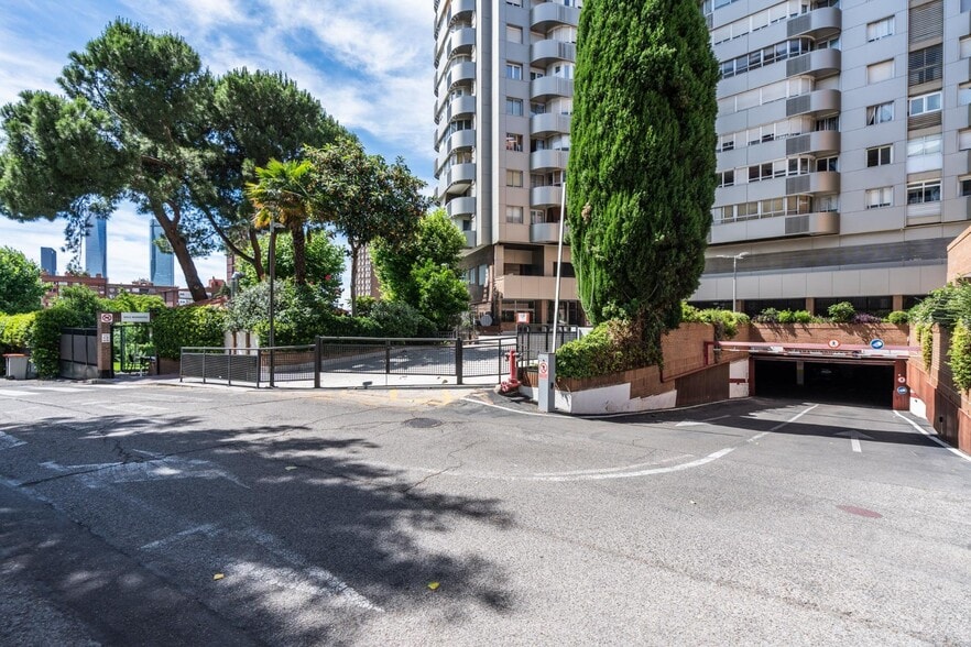 Edificio residencial en Madrid, Madrid en venta - Foto del edificio - Imagen 2 de 5