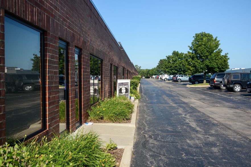 111 Erick St, Crystal Lake, IL en alquiler - Foto del edificio - Imagen 3 de 6