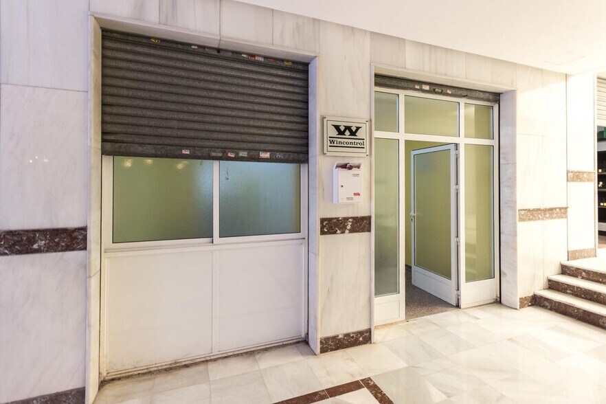Local en Elda, Alicante en venta - Vestíbulo - Imagen 1 de 6