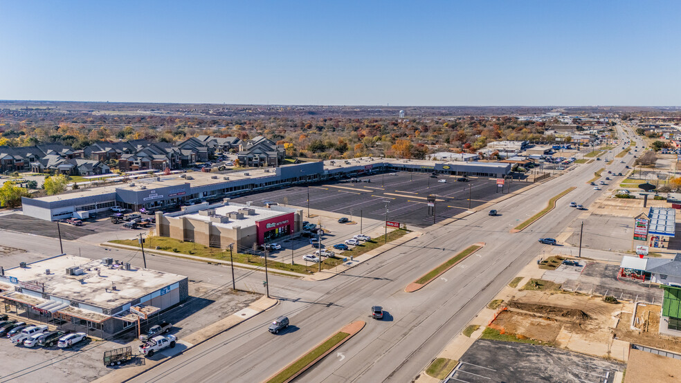 8101-8155 W Camp Bowie Blvd, Fort Worth, TX en alquiler - Foto del edificio - Imagen 1 de 15