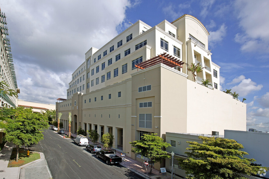 135 San Lorenzo Ave, Coral Gables, FL en alquiler - Foto del edificio - Imagen 3 de 4