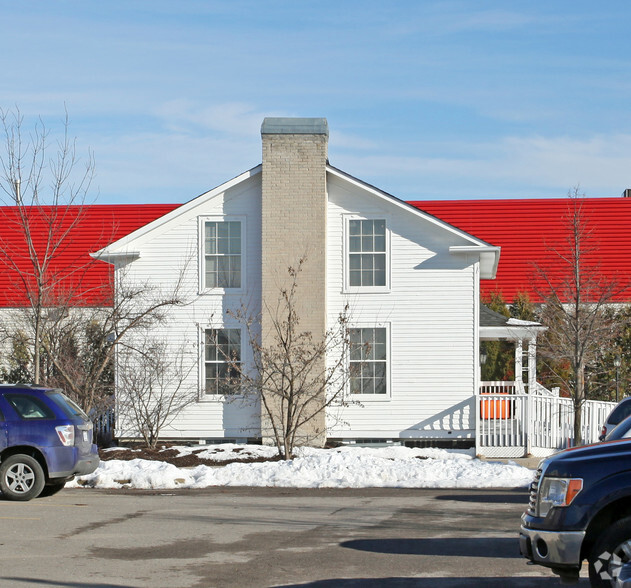 75 Dawson Manor Blvd, Newmarket, ON en alquiler - Foto del edificio - Imagen 3 de 4