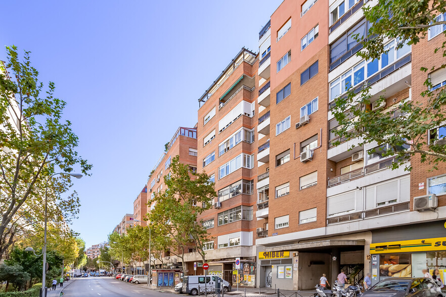 Calle Alustante, 3, Madrid, Madrid en venta - Foto del edificio - Imagen 2 de 2