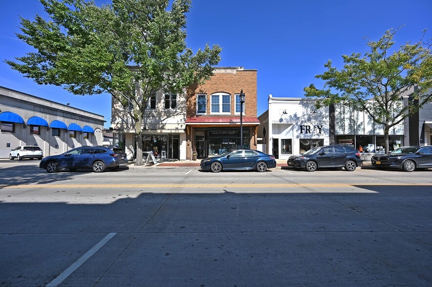 150 E Wisconsin Ave, Oconomowoc, WI en alquiler - Foto del edificio - Imagen 2 de 2